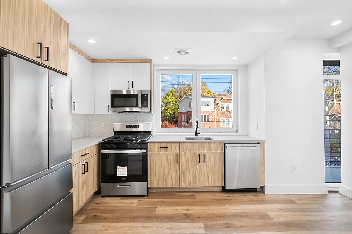 Building Photo - 2454 E 15th St #4A