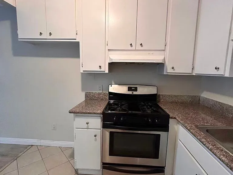 7642 Vineland Ave — Photo 5