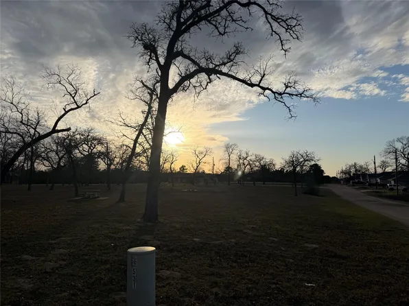 26667 Deerwood Dr, Hempstead, TX 77445