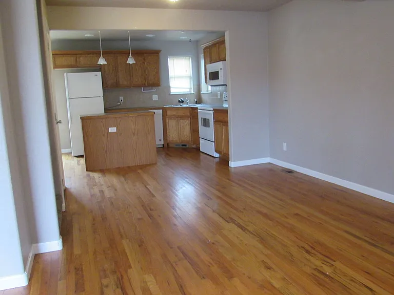 3850 Sweetbrier St — Photo 3