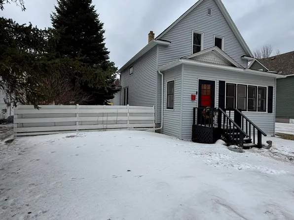 818 Cottonwood St, Grand Forks, ND 58201