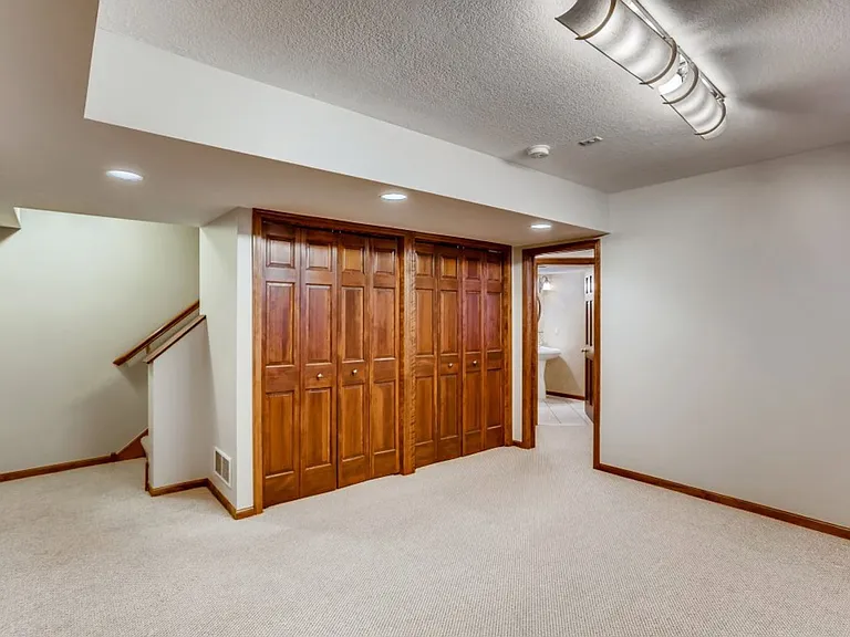 490 Laurel Ave — Photo 25
