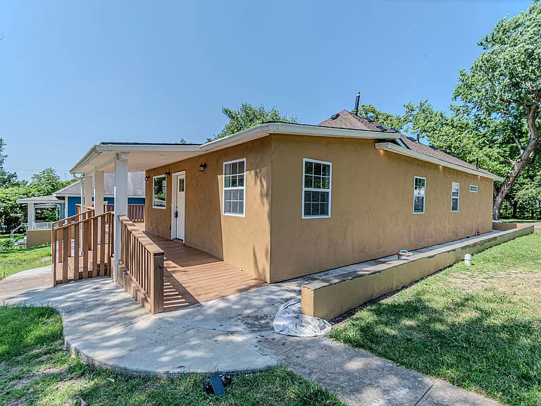 829 Broadway Ave — Photo 36
