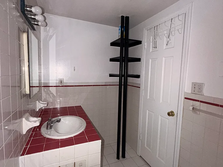 32 Beekman Pl #2 — Photo 8