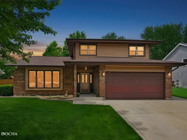 29 Mayfair Ln, Aurora, IL 60504