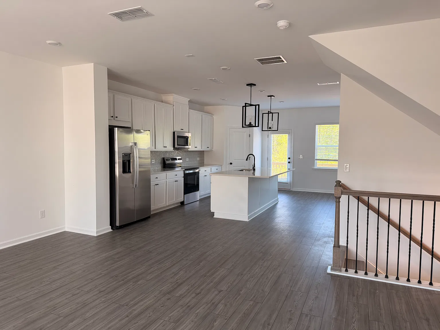 4 bed, 3.5 bath, 2340 sqft, $2,950 — Photo 3