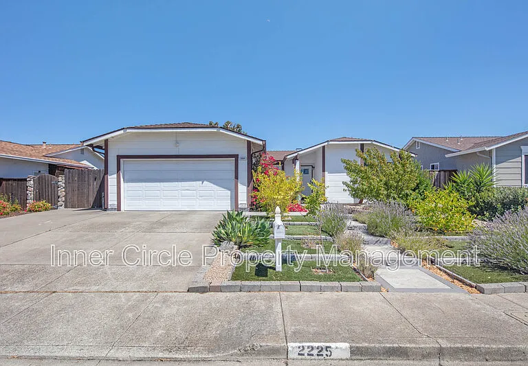 2225 Mount Whitney Dr — Photo 1