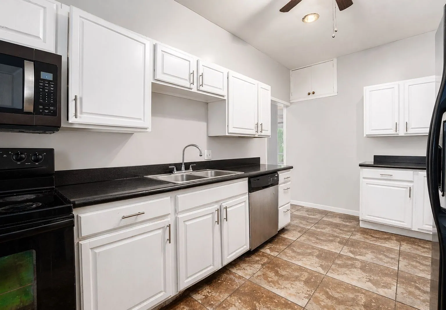 7 bed, 2.5 bath, $4,395 — Photo 2