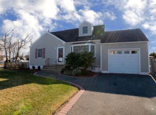 259 Nevada St, Lindenhurst, NY 11757
