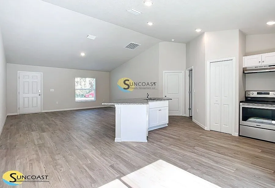 3BD|2BA Oasis! Bright And Spacious Floorplan — Photo 2