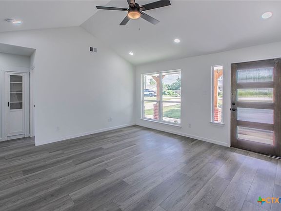 3rd image of 575 Live Oak Dr