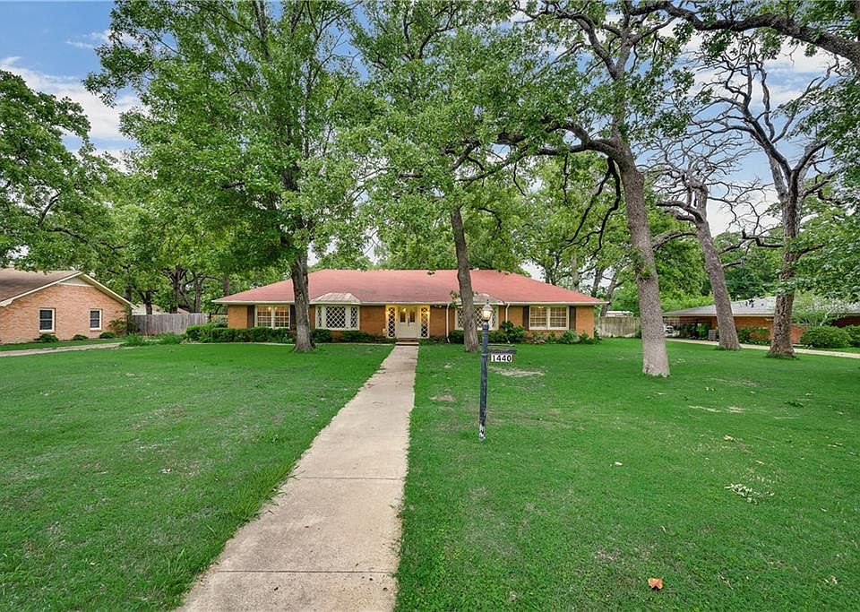1st image of 1440 Oaklawn Dr