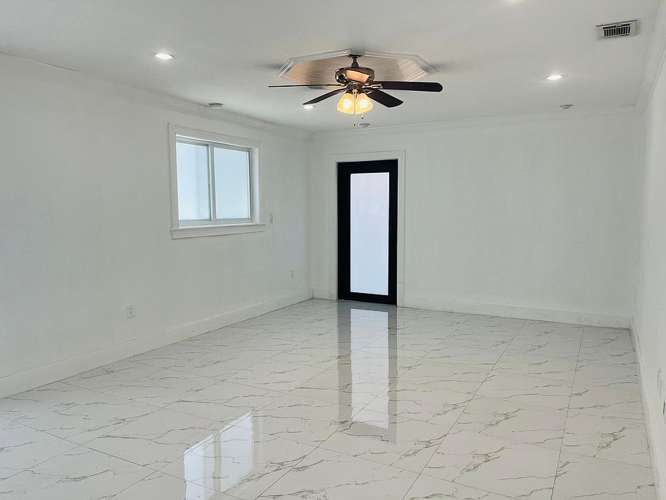Entrance in to a huge family room