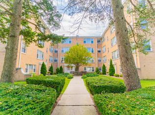 4615-25 Davis, Skokie, IL 60076