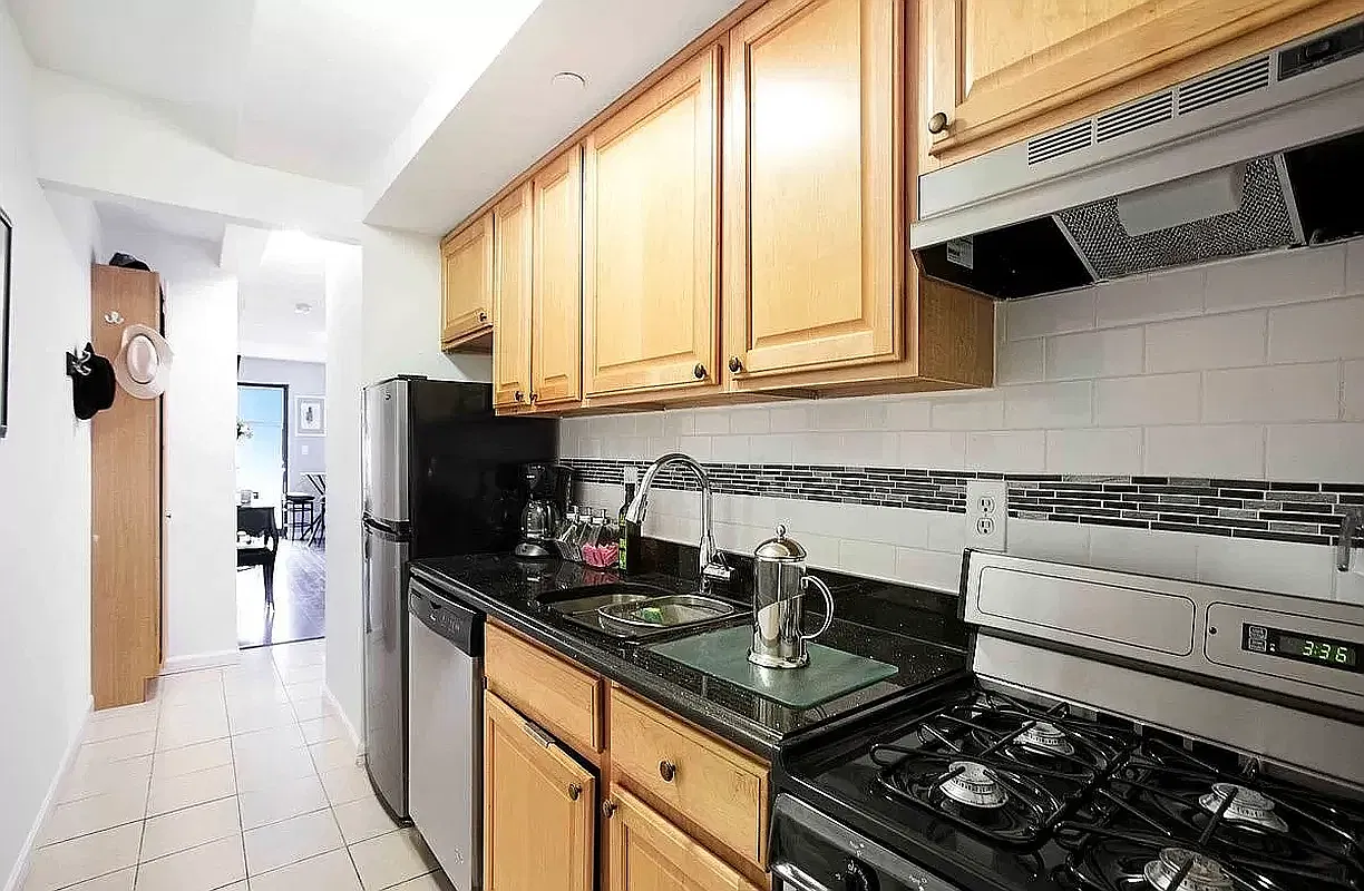 322 East 39th Street — Photo 3