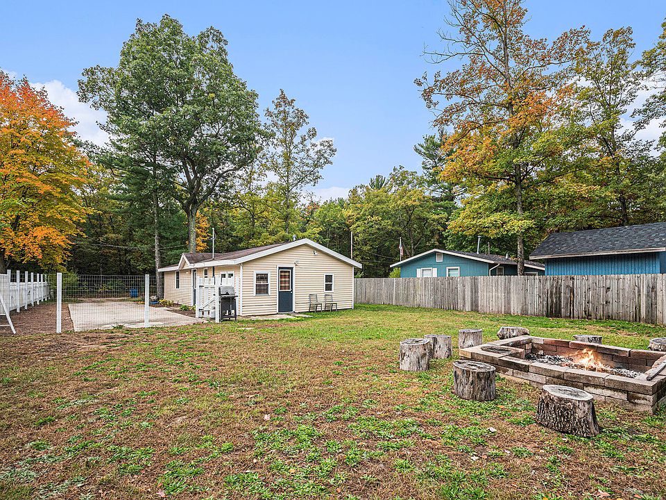 2137 E Oak St, Newaygo, MI 49337 MLS 23138619 Zillow