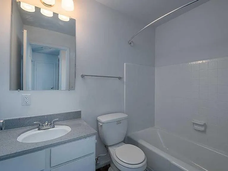 The Azlee Apartments — Photo 10