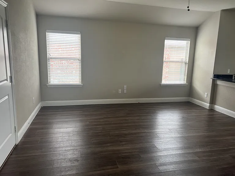 1402 Warringwood Dr — Photo 8
