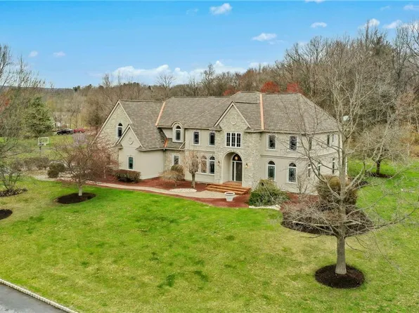 2426 Southmoore Dr, Bath, PA 18014