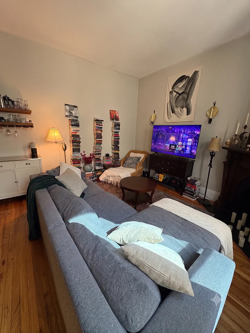 Classic Back Bay Apartment with Roof Top Views — Photo 3