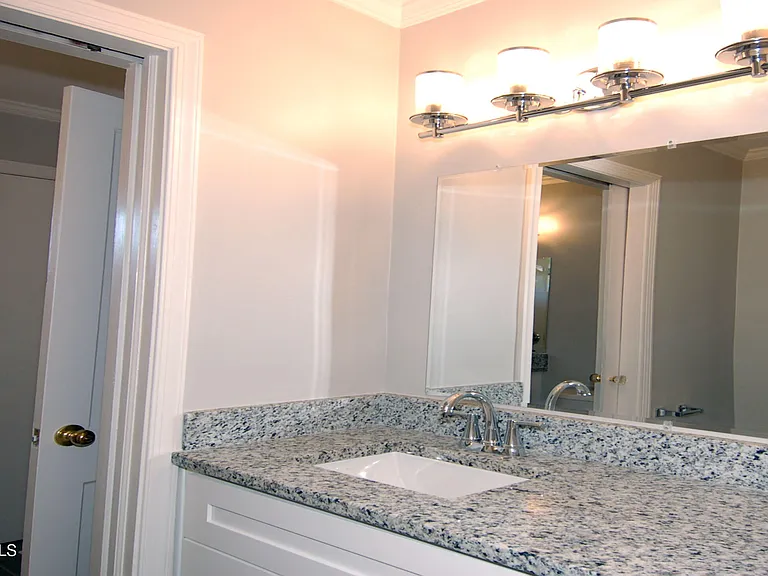 727 Graham St — Photo 14