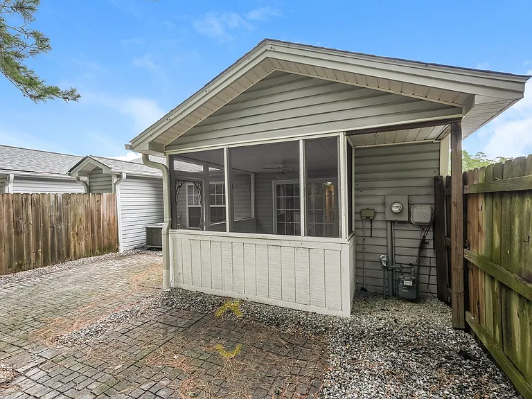 1627 Dexter Ln — Photo 18