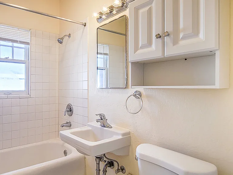 Rena Villa - Portland Oregon - Bathroom