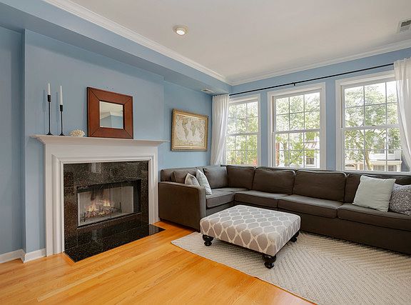 2nd image of 3326 N Kenmore Ave #2