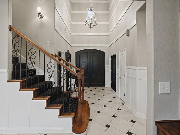 5th image of 9651 Yellow Rose Ln