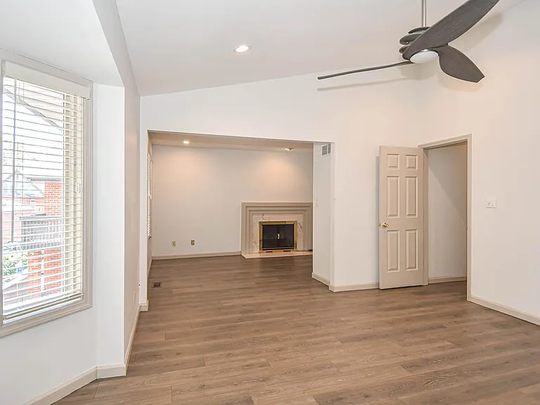 4444 Lindell Blvd #7 — Photo 38