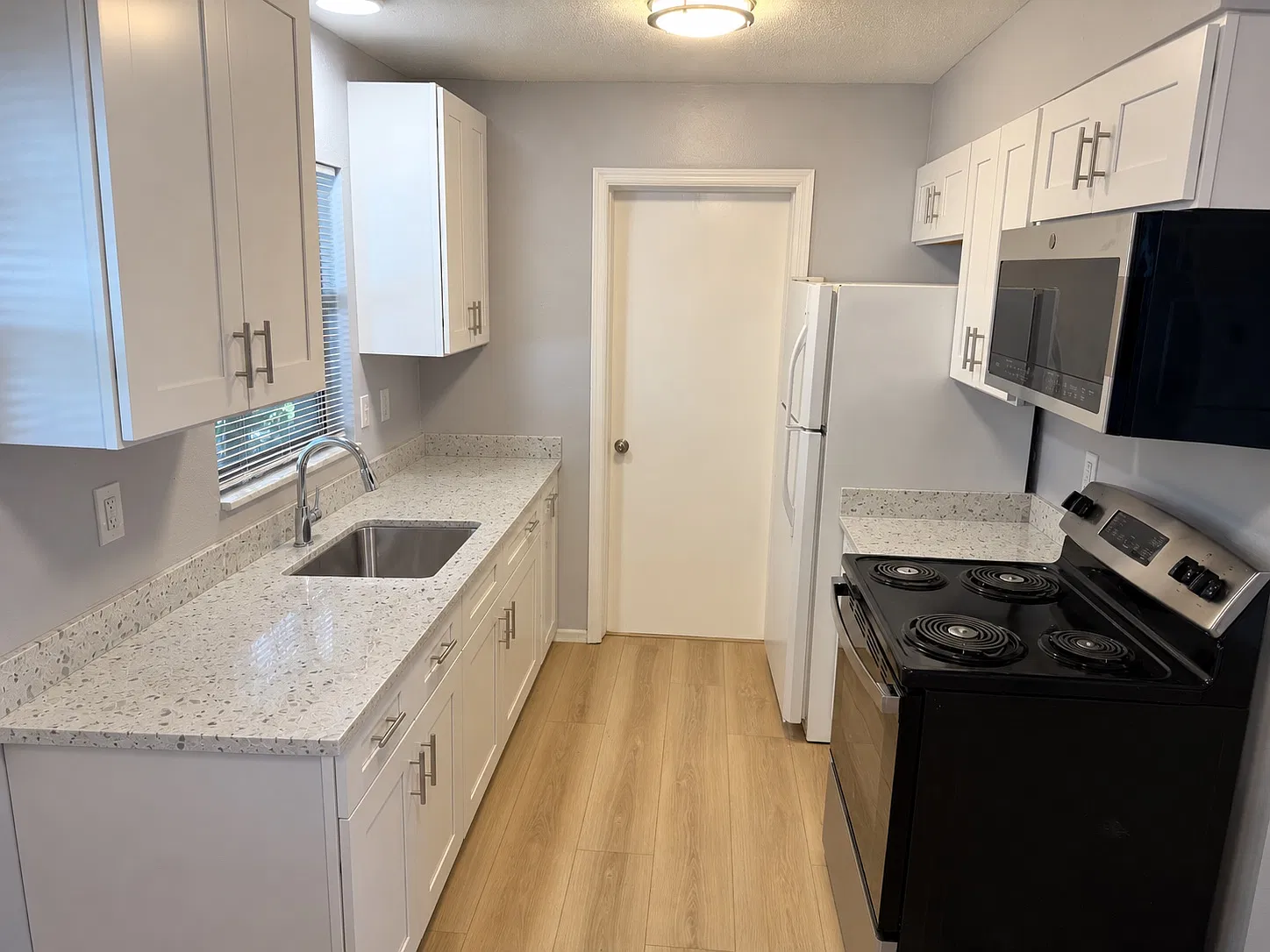 2 bed, 900 sqft, $1,925 — Photo 2