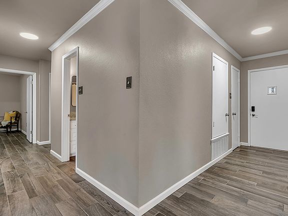 5th image of 706 E Lynnwood Ln