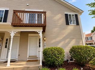 287 Sandhurst Ln #D, South Elgin, IL 60177