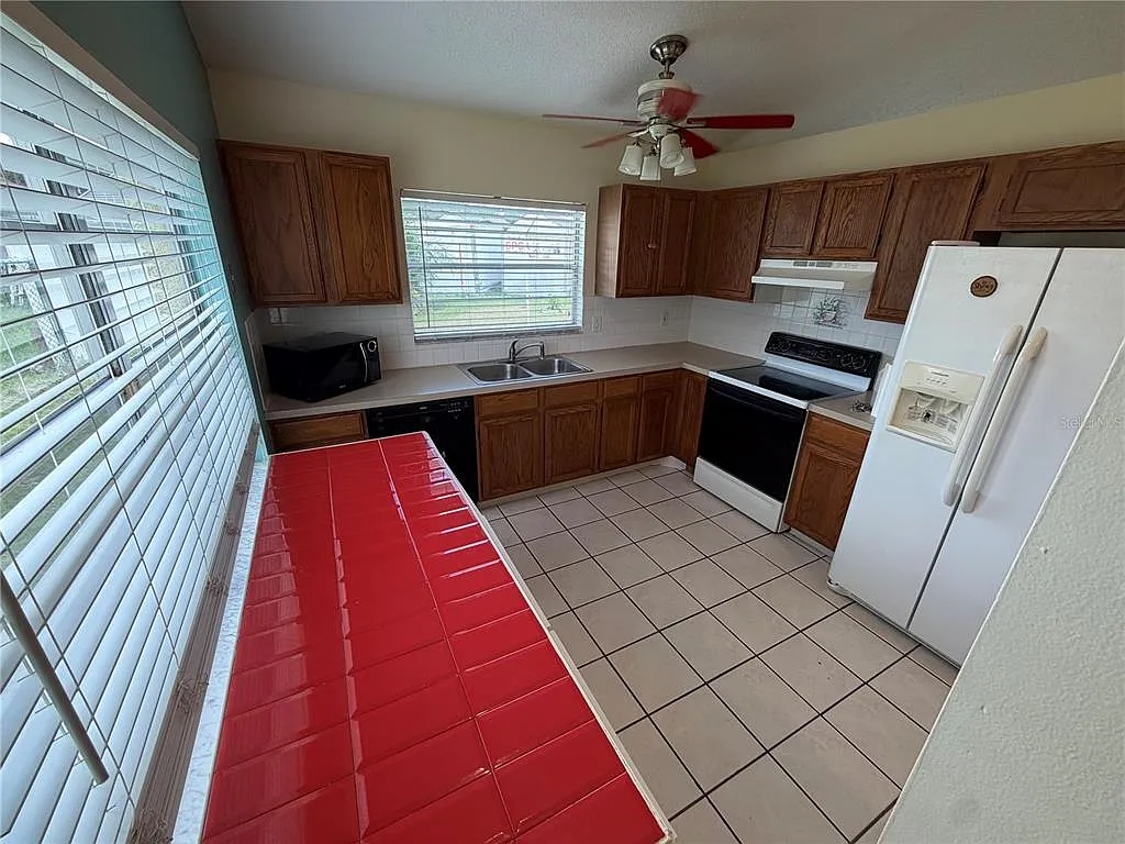 3 bed, 2.0 bath, 1388 sqft, $2,095 — Photo 2