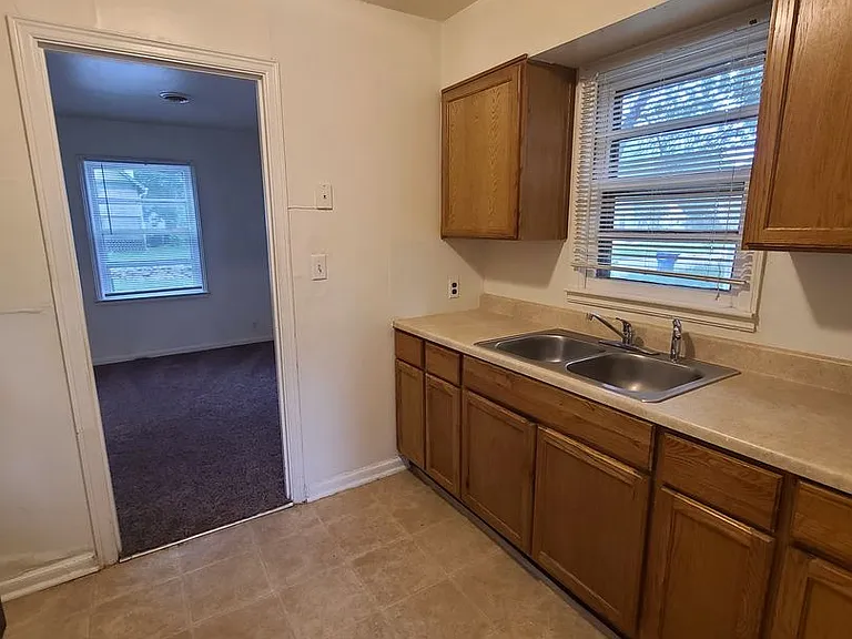 1617 Bradley Ave — Photo 5