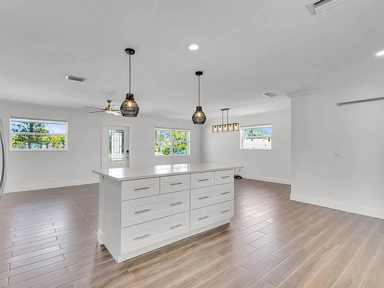 204 W Whitney Dr — Photo 17