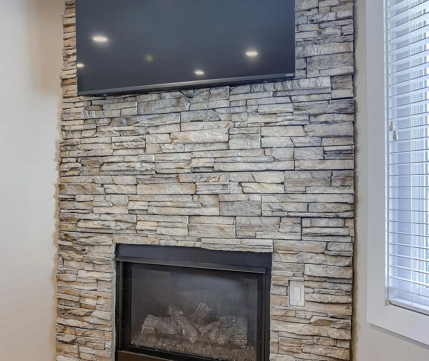 4 bed, 2500 sqft, $2,490 — Photo 4