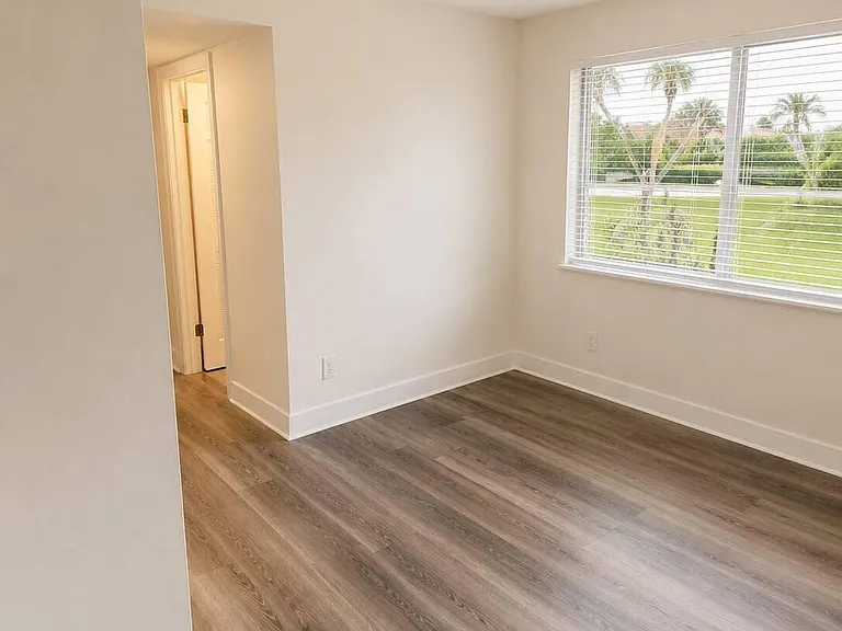 700 Nottingham Cir #E — Photo 3