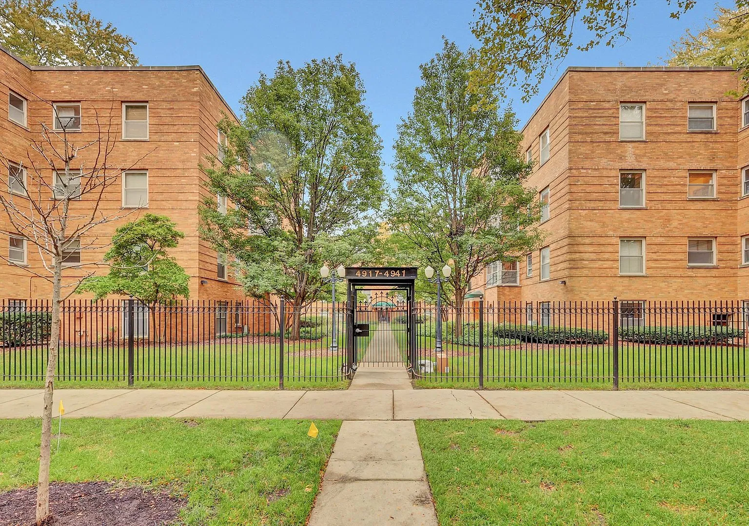 1 bed, 850 sqft, $2,400 — Photo 1