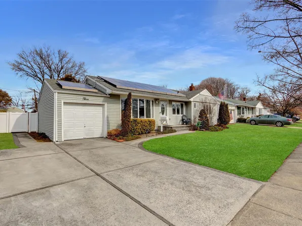 3 Shubert Lane, Bethpage, NY 11714