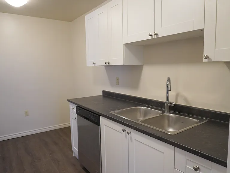 340 Willowdale Cres — Photo 8