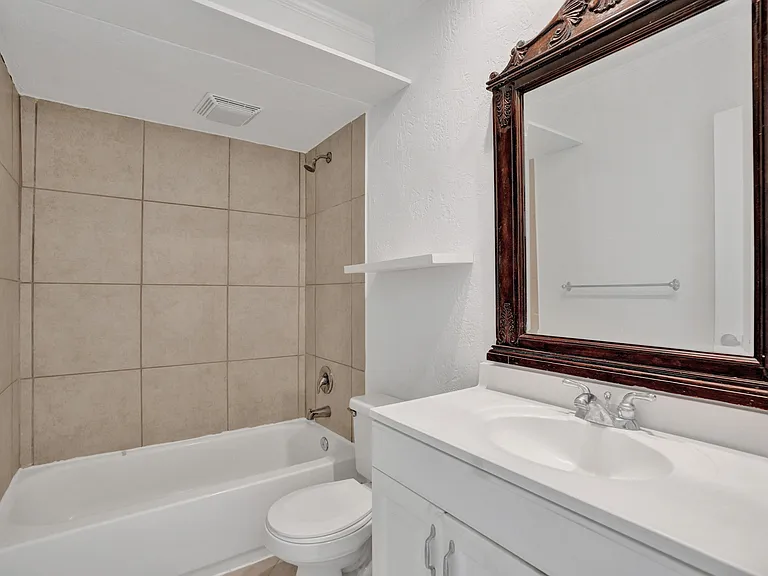 2311 NE 36th St #2F — Photo 12