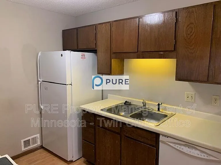 1696 Pleasant St #C — Photo 7