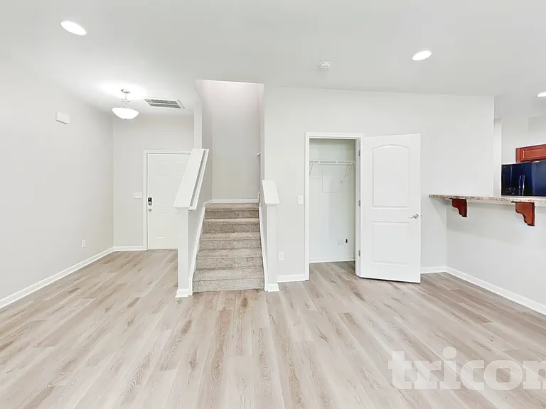1195 Thanet St SW — Photo 3