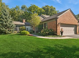 39 Warrington Dr, Lake Bluff, IL 60044