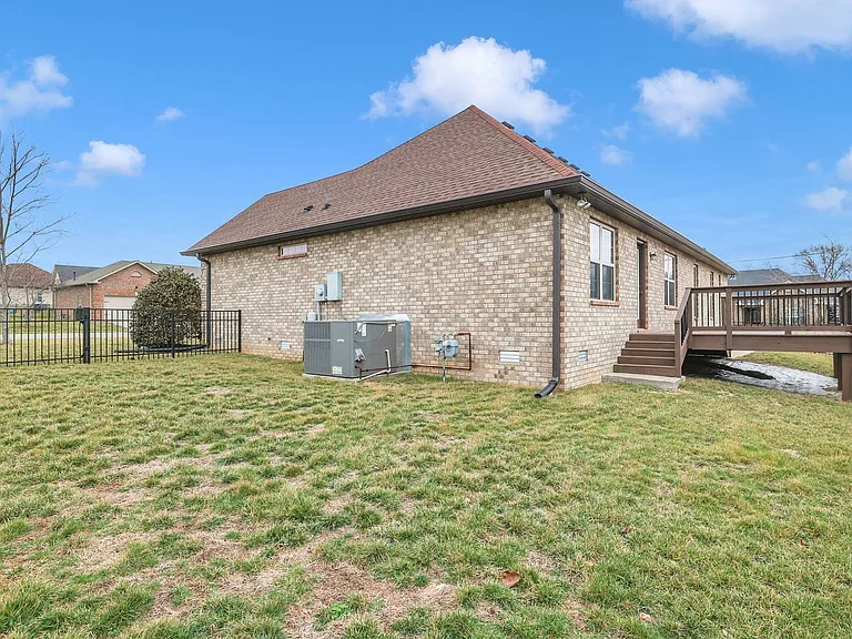 402 Lucy Cir — Photo 38