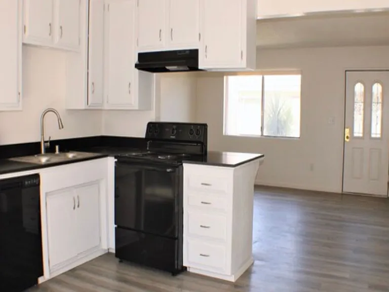 529 Knotts St — Photo 3