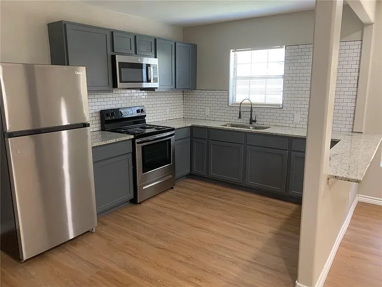 2833 Lawnview St #B — Photo 4