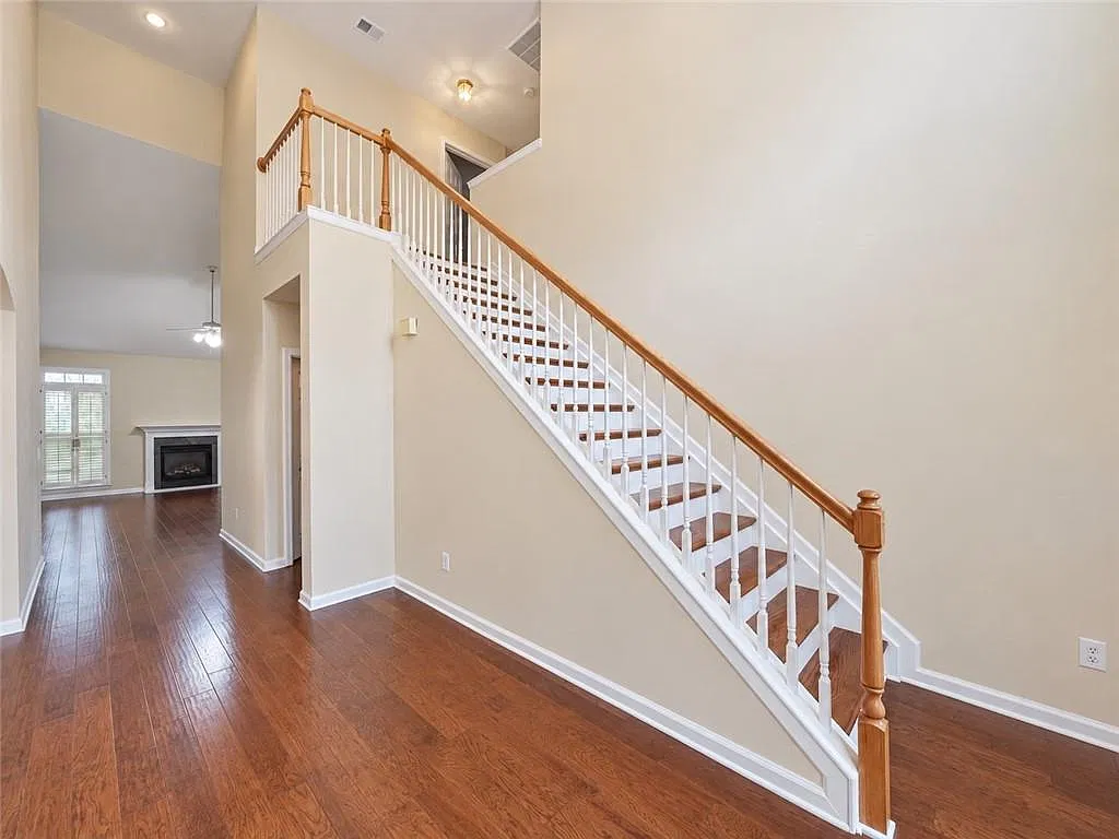 4 bed, 2.5 bath, 2505 sqft, $3,300 — Photo 2