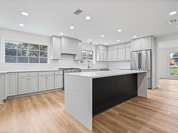 4th image of 241 Suzanne Cir